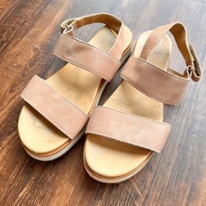 Flatform sandals in desert rose